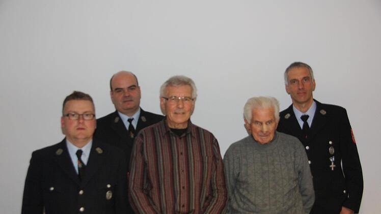 Vorsitzender Michael Weigand (rechts)  dankte den Geehrten (v. l.): Wolfgang Röder und Björn Morber, Oskar Schüler und Paul Kehl. M. Nöth