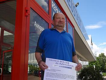 Auf Plakaten distanziert sich Thomas Boller als Betreiber einer Autowerkstatt vehement von einem inzwischen inhaftierten  Autohändler, an den er einen Teil des von ihm gepachteten Geländes unterverpachtet hatte. Inzwischen hat Boller einen eigenen Autohandel als Gewerbe angemeldet.Foto: Jochen Berger