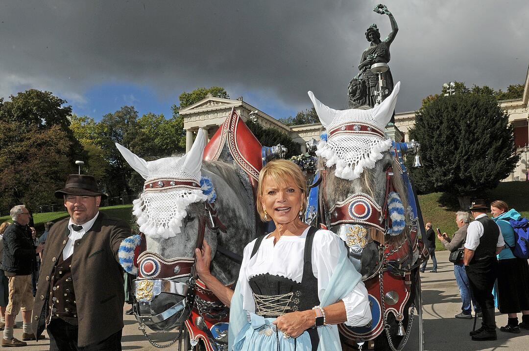 Busseln und Bier: Die Promis auf dem ersten Wiesn-Wochenende feiern um die Wette