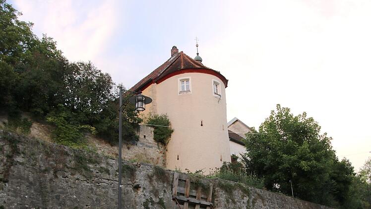 Die "auf dem Kopf stehenden Schlüssellöcher" im halbrunden Gebäude über der Stadtmauer sind Schießscharten der besonderen Art. Foto: Klaus Klaschka