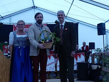 Hermann Greif (r.) und Rosi Kraus danken dem Festredner Sebastian Körber. Foto: paul Pöhlmann