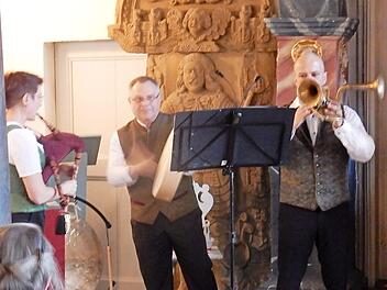 Das "Trio Vita Sonante" bot am Sonntagabend in der Schlosskirche in Egloffstein mit seinem Programm "Kommt ihr Gspielen" vortreffliche Unterhaltung. Foto: Reinhard Löwisch