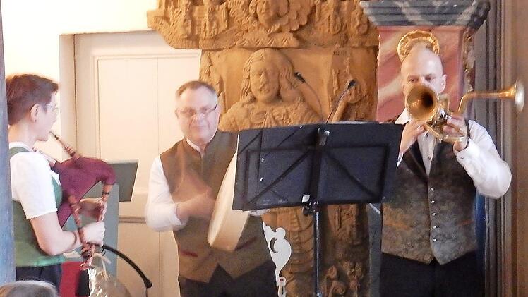 Das "Trio Vita Sonante" bot am Sonntagabend in der Schlosskirche in Egloffstein mit seinem Programm "Kommt ihr Gspielen" vortreffliche Unterhaltung. Foto: Reinhard Löwisch