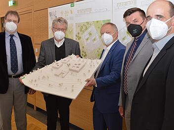 Den ersten Preis im Architektenwettbewerb zum Hammelburger Schulzentrum räumten Numrich Albrecht Klumpp Architekten (Berlin) ab. Im Bild (von links) Gymnasialdirektor Matthias Ludolph, Architekt Albrecht Numrich, Landrat Thomas Bold, Hammelburgs Bürgermeister Armin Warmuth und Andreas Fuchs, Leiter des Sachgebiets Hoch-/Tiefbau im Landratsamt.