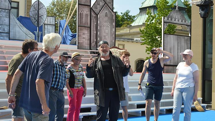 Man kommt nicht, man erscheint: Elizas Vater (Frank Damerius) steht in dieser Szene im Mittelpunkt.