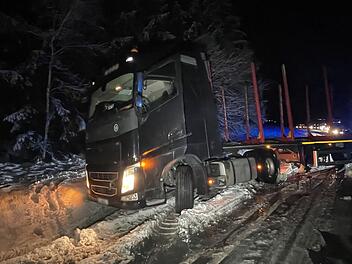 Lkw rutscht auf glatter Straße in Graben: B173 stundenlang gesperrt