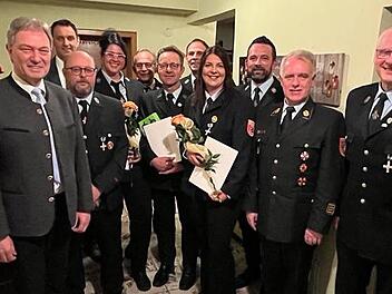 Bei der Ehrung für die langjährigen Aktiven ( von links) Landrat Klaus Löffler, Bürgermeister Jörg Neubauer, Kommandant Manfred Sünkel, Melanie Löhlein (25 Jahre aktiver Dienst), Vorsitzender Gerhard Popp, Ralf Oßmann (40 Jahre aktiver Dienst), KB...