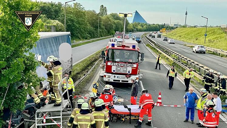 Fürth: Schwerer Lkw-Unfall auf Südwesttangente - Trucker lebensgefährlich verletzt