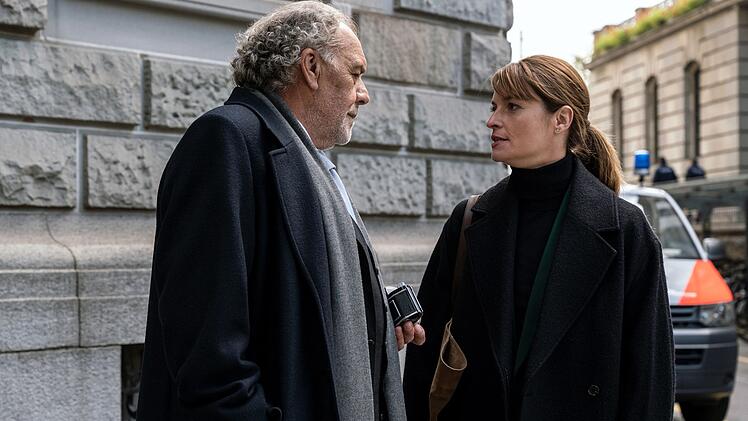 Dominique (Ina Paule Klink) und Borchert (Christian Kohlund) glauben, dass jemand ihrer Mandantin etwas in die Schuhe schieben will.