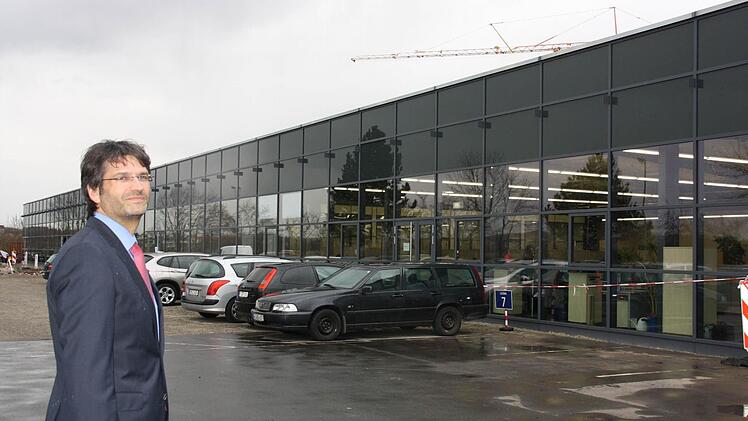Moderne Glasfront statt alter Backsteine: Werkleiter Michael Brych zeigt eine bereits renovierte Fassade in der Flugplatzstraße.