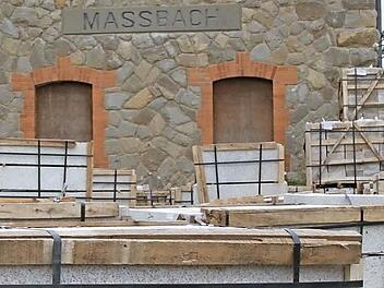 Im Spätsommer kam diese Ladung Granitsteine nach Maßbach. Viele davon waren beschädigt. Deshalb musste nachbestellt werden. Die Lieferung ist noch immer unterwegs. Foto: Archiv/Heike Beudert