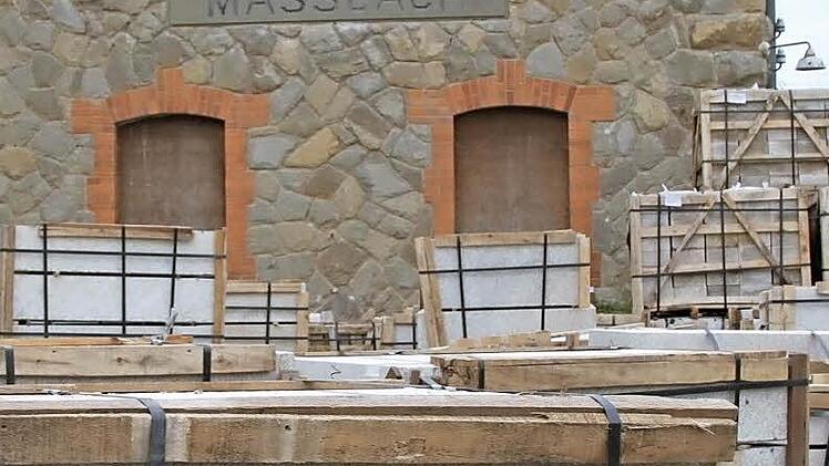 Im Spätsommer kam diese Ladung Granitsteine nach Maßbach. Viele davon waren beschädigt. Deshalb musste nachbestellt werden. Die Lieferung ist noch immer unterwegs. Foto: Archiv/Heike Beudert