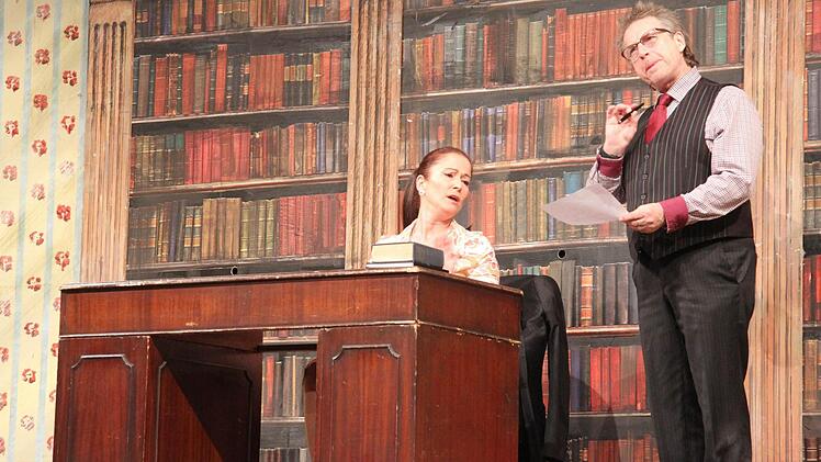 Ehefrau Barbara (Susann Fabiero) möchte sich selbst verwirklichen und beschließt, einen Cateringservice zu eröffnen - der erfolgreiche Anwalt Martin Semmelrogge versteht das nicht. Foto: Sonja Adam