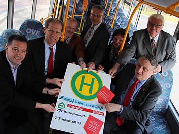 Landrat, Bürgermeister und Vertreter des OVF kamen in Höchstadt zum Auftakt der neuen Bus-Fahrzeiten zusammen.  Foto: Christian Bauriedel