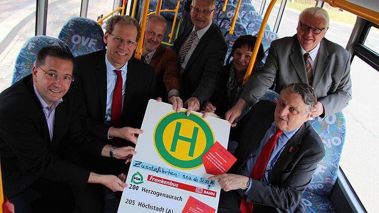 Landrat, Bürgermeister und Vertreter des OVF kamen in Höchstadt zum Auftakt der neuen Bus-Fahrzeiten zusammen.  Foto: Christian Bauriedel