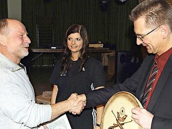 Heinz Demantke (links) gab beim Jubiläumsschießen des ATSV Nordhalben den besten Schuss ab und sicherte sich damit die Jubiläumsscheibe. Mit im Bild Marie-Theres Wunder und Schützenmeister Harald Wunder  Foto: Michael Wunder