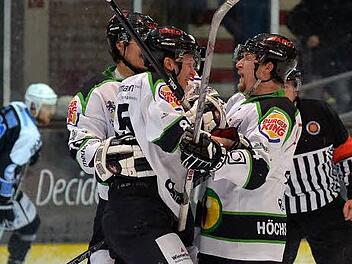 Markus Babinsky (verdeckt) und Daniel Sikorski (rechts), der die Vorlage gegeben hatte, feierten mit Patrik Dzemla dessen Treffer zur 1:0-Führung für den HEC. Foto: Picturedreams