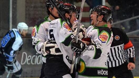Markus Babinsky (verdeckt) und Daniel Sikorski (rechts), der die Vorlage gegeben hatte, feierten mit Patrik Dzemla dessen Treffer zur 1:0-Führung für den HEC. Foto: Picturedreams