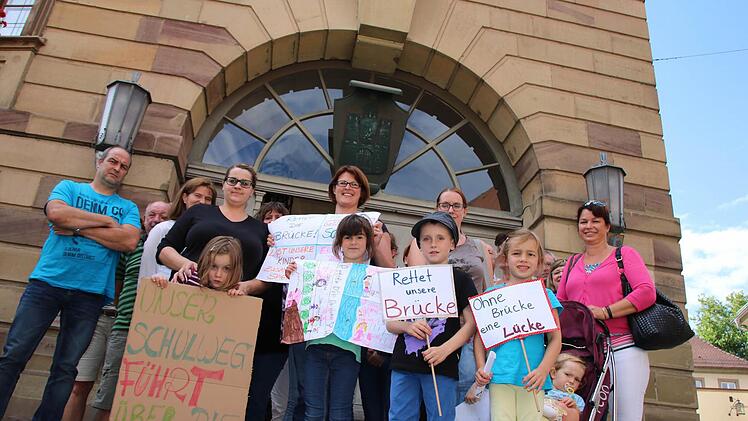 Viele kreative Plakate haben die Kinder aus Arnshausen gemalt, um für ihre Brücke im Brühl zu kämpfen. Fotos: Ralf Ruppert
