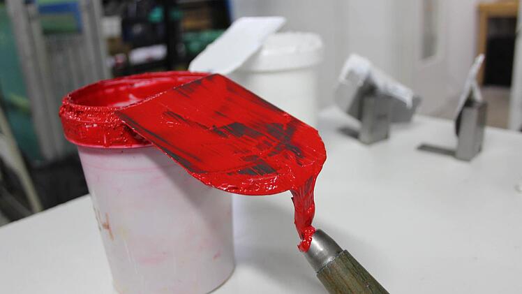 Neue Farben ohne Weichmacher k&ouml;nnen auch stehen bleiben, ohne auszutrocknen. Foto: Yannick Hupfer