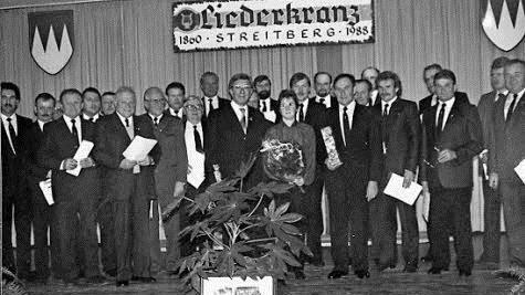 Zu einem große Fest für den Liederkranz wurde die Feier anlässlich des 40. Jahrestags der Wiedergründung nach dem Krieg. Foto: privat