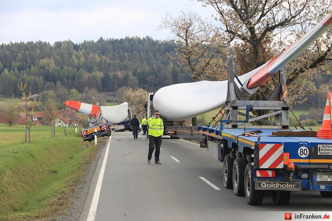 Schwertransport mit Windradflügel landet bei Thurnau im Graben
