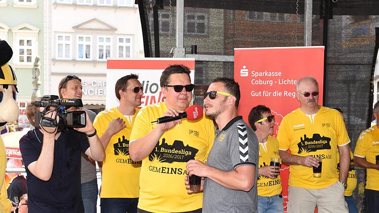 Thomas Apfel im Interview mit dem langjährigen HSC-Kapitän Ronny Göhl. Mit ihm bildete er zu seiner aktiven Zeit eine gefürchtete "Flügelzange" in der Bayernliga.  Foto: CT-Archiv