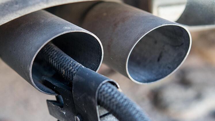 In der vergangenen Woche haben sich deutsche Autobauer dazu verpflichtet, zumindest mit Software-Updates den Schadstoff-Ausstoß zu reduzieren. Das Symbolbild zeigt einen Messschlauch im Auspuffrohr eines VW Golf 2.0 TDI.  Foto: Patrick Pleul/dpa