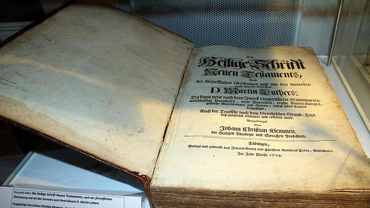 Diese "Heilige Schrift Neuen Testaments" von Johann Christian Klemmen mit Rand-Glossen Martin Luthers aus dem Jahr 1729 stellte der Kirchenkreis Hildburghausen-Eisfeld, Pfarramt Hildburghausen, für die Sonderausstellung zur Verfügung. Foto: Bettina Knauth