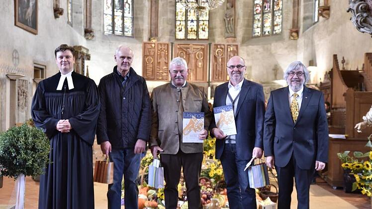 Pfarrer Peter Hohlweg (links) und Posaunenchorleiter Wolfgang Fischer (rechts) ehrten im Erntedankgottesdienst in der Marienkirche Manfred Zapf, Helmut Koch und Manfred Rosenbaum (von links) für ihr 50jähriges Blasen im PosaunenchorGerold Snater
