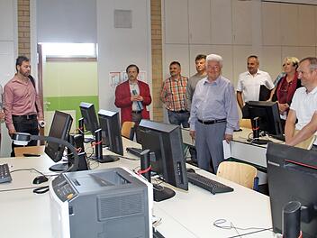 Schulleiter Peter Gerhardt (links) informierte die Mitglieder des Ausschusses für Schule, Kultur und Sport über die Situation vor Ort.  Foto: Gerda Völk