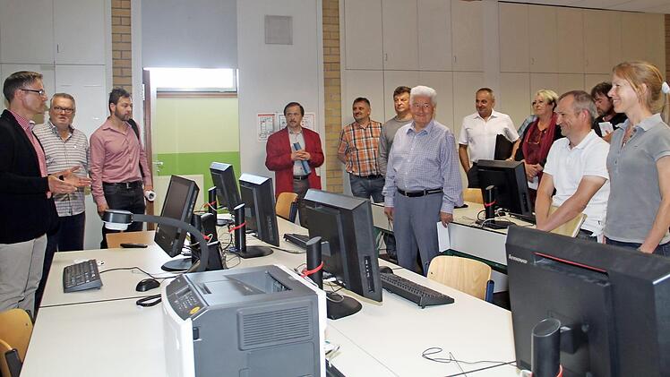 Schulleiter Peter Gerhardt (links) informierte die Mitglieder des Ausschusses für Schule, Kultur und Sport über die Situation vor Ort.  Foto: Gerda Völk
