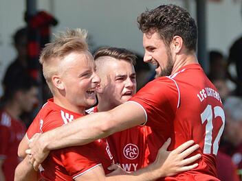 Riesenfreude beim  FC Lichtenfels II über den Sieg gegen Schwürbitz und ganz besonders bei den Torschützen Jan Haselmann, Edgar Wagner und Antonio Pranjic (von links). Foto: Gunther Czepera
