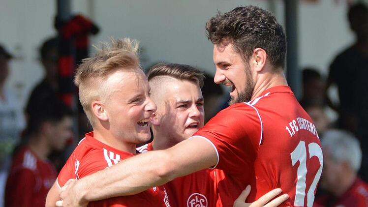 Riesenfreude beim  FC Lichtenfels II über den Sieg gegen Schwürbitz und ganz besonders bei den Torschützen Jan Haselmann, Edgar Wagner und Antonio Pranjic (von links). Foto: Gunther Czepera