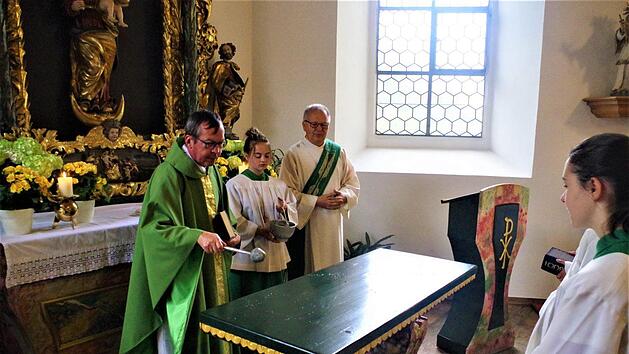 Segnung von Altartisch und Ambo, geschaffen von Rainer Kraus in ehrenamtlicher Arbeit, durch Pfarrer Hans-Michael Dinkel. Mit im Bild Diakon Wolfgang Fehn Gerd Fleischmann