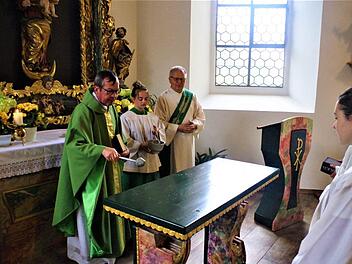 Segnung von Altartisch und Ambo, geschaffen von Rainer Kraus in ehrenamtlicher Arbeit, durch Pfarrer Hans-Michael Dinkel. Mit im Bild Diakon Wolfgang Fehn Gerd Fleischmann