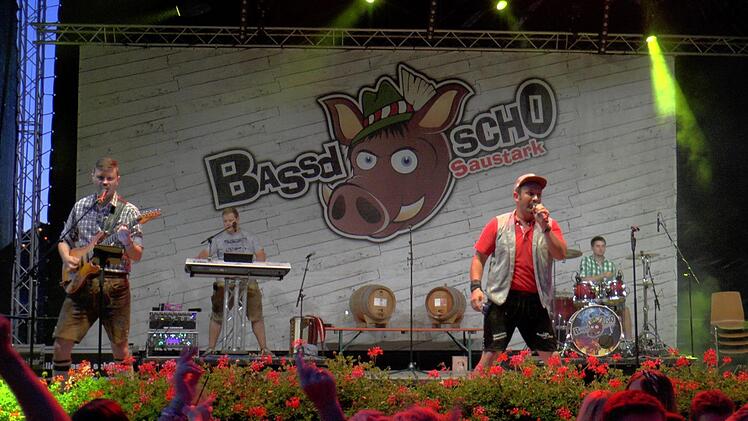 Eine fantastische Stimmung herrschte Samstagabend mit der fränkischen Partyband "Bassd SchO".