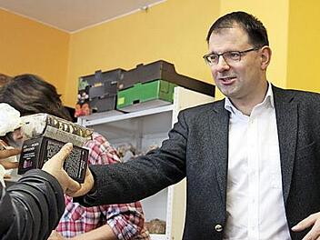 Lebkuchen aus dem Fichtelgebirge hatte Martin Sch&ouml;ffel (CSU) zu seinem Besuchen in der Tafel mitgebracht und auch gleich verteilt. Foto: privat