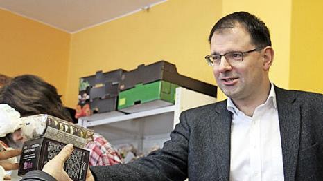 Lebkuchen aus dem Fichtelgebirge hatte Martin Sch&ouml;ffel (CSU) zu seinem Besuchen in der Tafel mitgebracht und auch gleich verteilt. Foto: privat