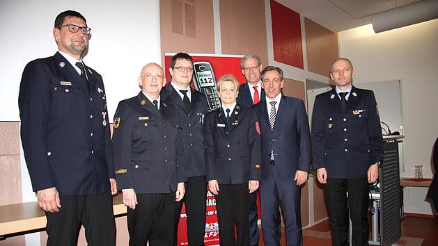 Matthias Wein (3. v. l.) wurde für 25 Jahre Feuerwehrdienst geehrt. Fotos: Richard Sänger