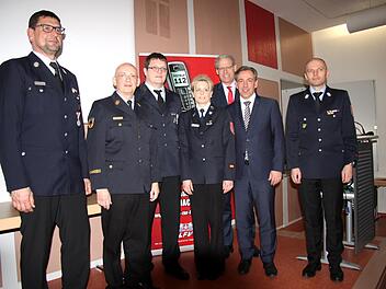 Matthias Wein (3. v. l.) wurde für 25 Jahre Feuerwehrdienst geehrt. Fotos: Richard Sänger