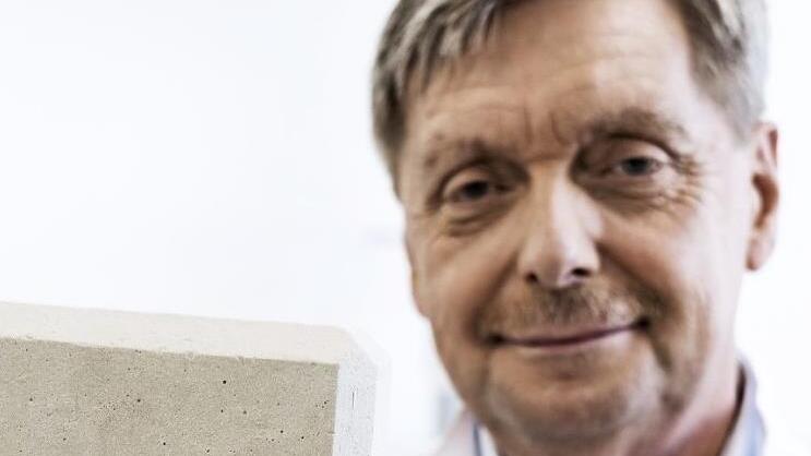 Federleicht und rein mineralisch: Friedbert Scharfe zeigt hier im Modell die spritzbare Dämmung nach der Austrocknung. Foto: Deutscher Zukunftspreis | A. Pudenz