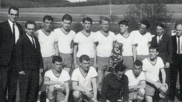 Das Meisterteam 1967: (oben von links) F. Amrhein, A. Reusch, Erhard Bohn, Reinhold Hänlein, Toni Ankert, F. Götzelmann, Volker Roth, Reinhard Limpert, W. Riemey, Hans Spahn, (kniend von links) Günter Eigerdt, Roland und A. Ankert, Wolfgang Ortmann, Georg Roth.  Foto: VfB