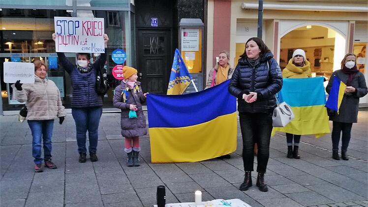 Die Ukrainerin Olena Albert bei der Begrüßung der Kundgebungsteilnehmer auf dem Bad Kissinger Marktplatz. Foto: Sigismund von Dobschütz