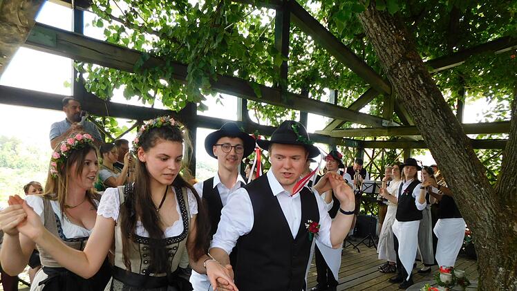 Stimmungsvolle Lindenkerwa in Peesten