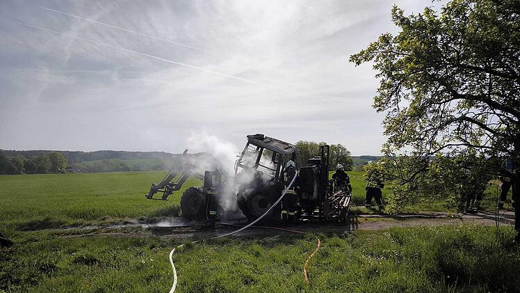 Waizendorf: Staatsstraße wegen brennenden Traktor voll gesperrt - "Vollbrand"