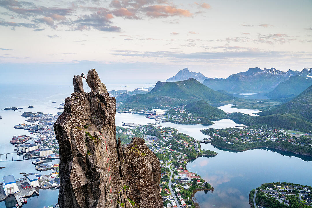 Das 569 Meter hohe Fløyfjellet liegt am Rande der Stadt Svolvær in der Gemeinde Vågan im norwegischen Kreis Nordland.