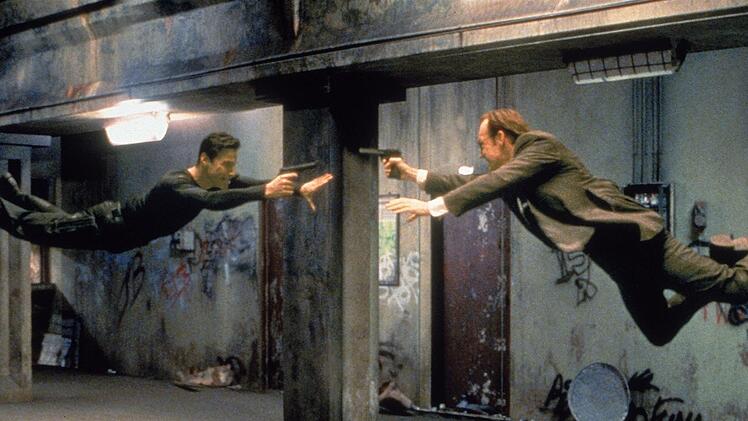 Wenn Kugeln und Menschen in Zeitlupe fliegen: Neo (Keanu Reeves, links) und Agent Smith (Hugo Weaving) k&auml;mpfen im Showdown gegeneinander.