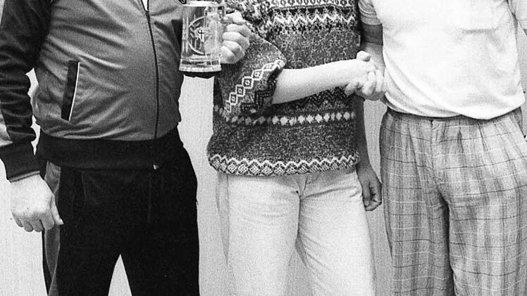 Sabine Ross vom TSV Uengershausen sichert sich den Torsch&uuml;tzenpokal. Hier mit ihrem Teamchef Hans Bruder und Georg Struse, dem Organisator des Damenfu&szlig;ball-Turniers.