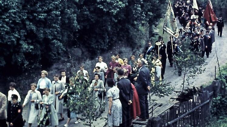 Festzug zum 75-jährigen Bestehen Foto: Peter Pretscher
